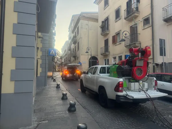 Automezzo New Service attrezzato per un intervento di disinfestazione urbana