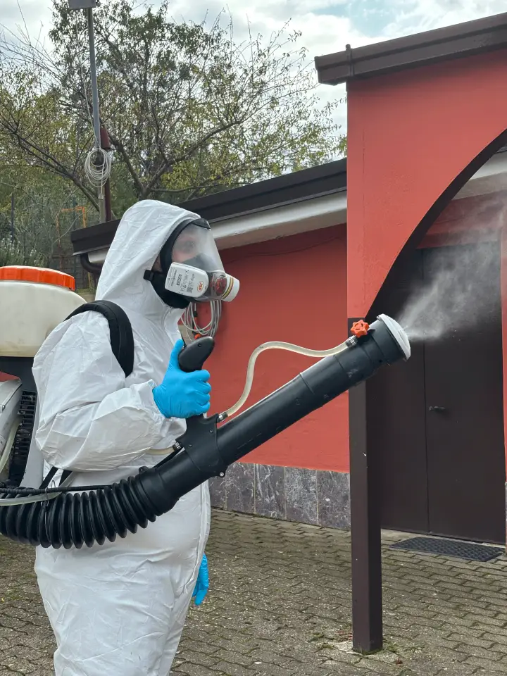 Tecnico che prepara un intervento di disinfestazione insetti volanti