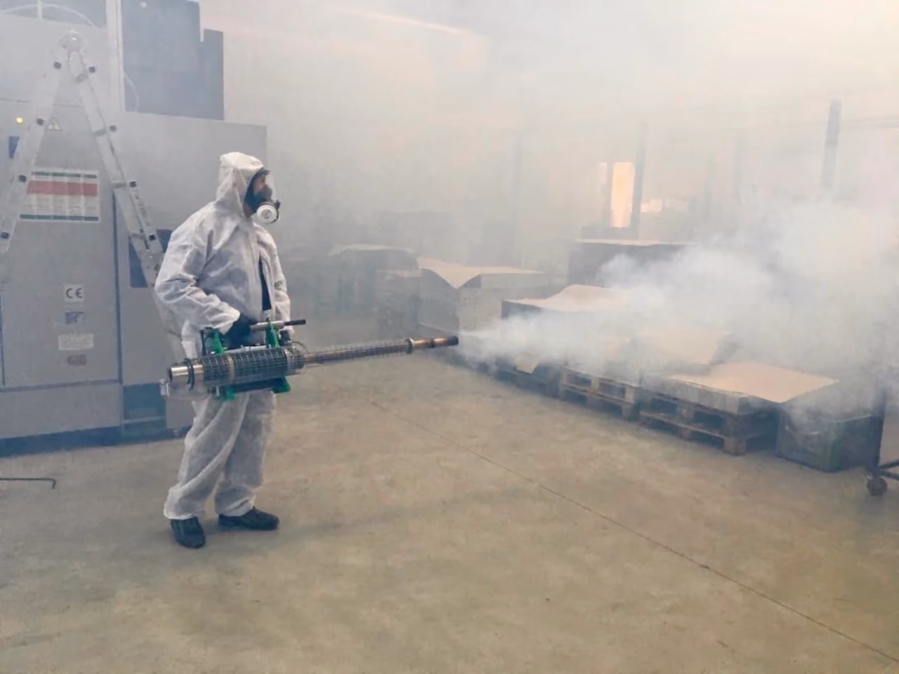 Tecnico New Service durante una sanificazione in ambiente industriale