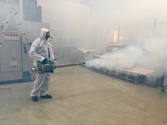 Tecnico New Service durante la sanificazione di un ambiente industriale