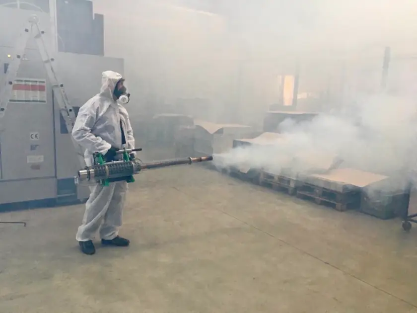 Tecnico New Service durante una sanificazione in ambiente industriale