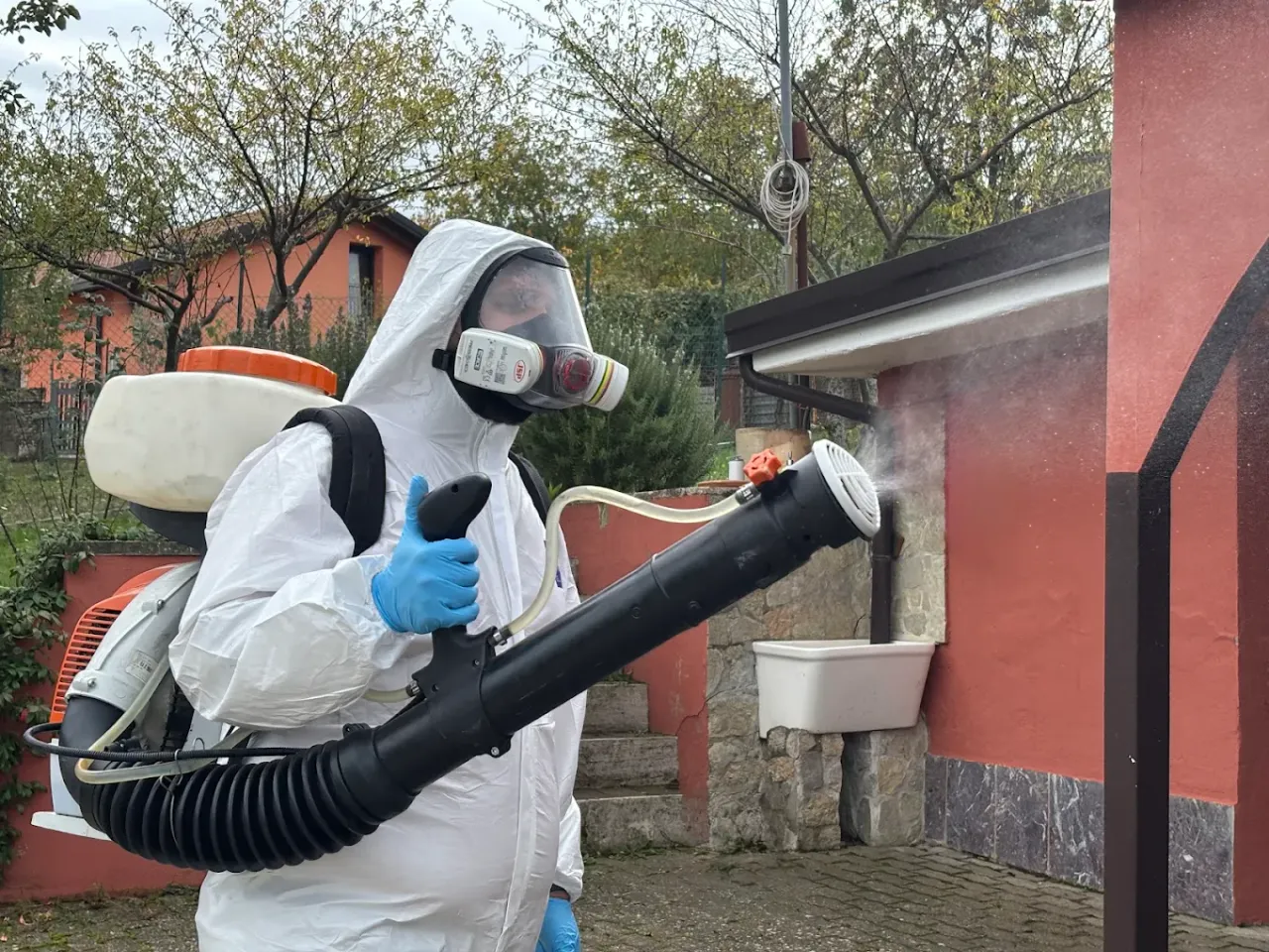 Tecnico New Service con dispositivi di protezione durante un intervento di disinfestazione